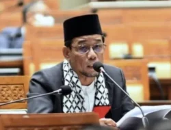 DPR Desak Pemerintah Tinjau Ulang Kebijakan THR Nakes 30 Persen: Tak Adil