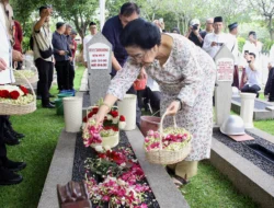 Megawati Ziarah Makam Taufiq Kiemas dan Fatmawati Jelang Lebaran Suci